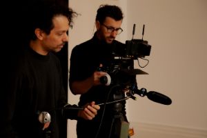 Zwei Personen bedienen eine Filmkamera und den Ton