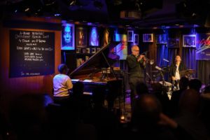 Devin Gray’s Melt All the Guns auf der Bühne des A-Trane: Myslaure Augustin am Klavier (links), Ralph Alessi an der Trompete (Mitte) und Devin Gray am Schlagzeug (rechts).