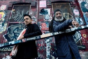 Vijay Iyer und Wadada Leo Smith stehen vor einer besprayten Hauswand.