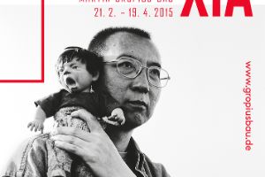 Ausstellungsplakat „Liu Xia – Eine Fotografin aus China“. Motiv: Liu Xia: Ohne Titel. Aus der „Ugly Babies“-Serie, 1996-1999. Foto © Liu Xia, courtesy of Guy Sorman