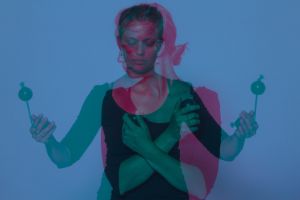 Spiel mit der Belichtung: Verschiedene transparente Bilder von Vanessa Porter liegen übereinander.