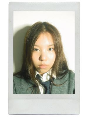 Ein Polaroid von Vy Vincent mit direktem Blick in die Kamera.
