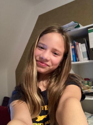 Ein Selfie von Jellina Dettmer. Sie hat lange Haare und guckt direkt in die Kamera.
