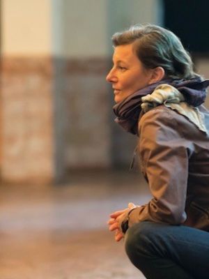 Porträt: Kritìn Guttenberg hockt am Boden