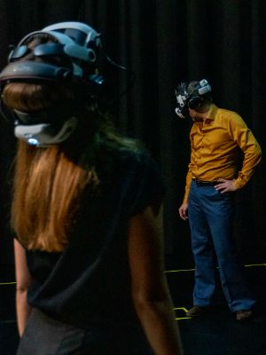 Zwei Menschen mit VR-Brillen.