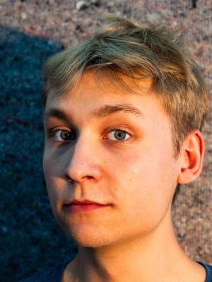 Tim Dziarnowski guckt direkt in die Kamera.