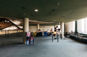 Tische, Stühle und Plakate bilden das temporäre Büro der Floating University in den Räumen des ICC.