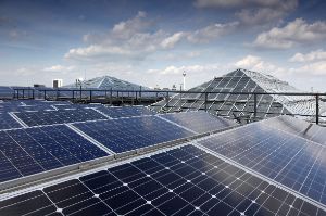Die Photovoltaikanlage auf dem Dach des Gropius Bau