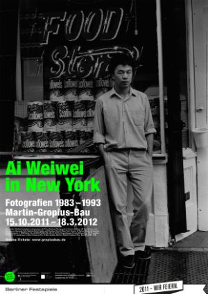 Plakat zur Ausstellung „Ai Weiwei in New York – Fotografien 1983-1993“