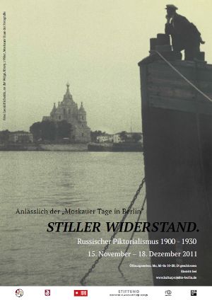 Plakat zur Ausstellung „Stiller Widerstand. Russischer Piktorialismus 1900–1930“