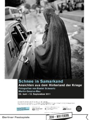 Plakat zur Ausstellung „Schnee in Samarkand – Ansichten aus dem Hinterland der Kriege. Fotografien von Daniel Schwartz“