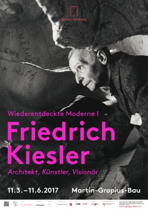 Ausstellungsplakat „Wiederentdeckte Moderne I. Friedrich Kiesler: Architekt, Künstler, Visionär“. Foto: Adelaide de Menil © Friedrich Kiesler Stiftung. Plakatgestaltung Scholz & Volkmer