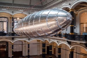 Lee Bul, Willing To Be Vulnerable - Metalized Balloon, 2015-2016. Ausstellungsansicht Lee Bul: Crash, Gropius Bau, 2018. Foto: Mathias Völzke
