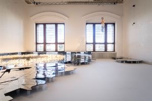 Lee Bul, Civitas Solis II, 2014, Infinite Starburst of Your Cold Dark Eyes, 2009. Ausstellungsansicht Lee Bul: Crash, Gropius Bau, 2018. Foto: Mathias Völzke
