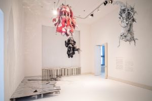 Lee Bul, Untitled (Cravings Red), 2011, Untitled (Cravings Grey), 2011, Untitled (Cravings Black), 2011. Ausstellungsansicht Lee Bul: Crash, Gropius Bau, 2018. Foto: Mathias Völzke