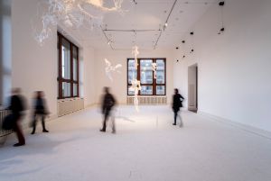 Lee Bul, Cyborg W1-W4, 1998, Transcription (Drift & Scatter), 2006. Ausstellungsansicht Lee Bul: Crash, Gropius Bau, 2018. Foto: Mathias Völzke