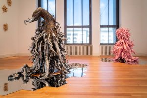 Lee Bul, Monster Black, 1998-2011, Monster Pink, 1998-2011. Ausstellungsansicht Lee Bul: Crash, Gropius Bau, 2018. Foto: Mathias Völzke