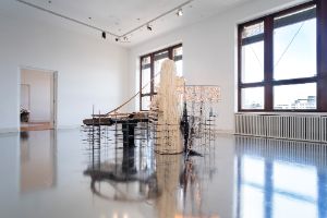 Lee Bul, Mon grand récit: Weep into stones..., 2005. Ausstellungsansicht Lee Bul: Crash, Gropius Bau, 2018. Foto: Mathias Völzke