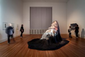 Lee Bul, Scale of Tongue, 2017-2018. Ausstellungsansicht Lee Bul: Crash, Gropius Bau, 2018. Foto: Mathias Völzke