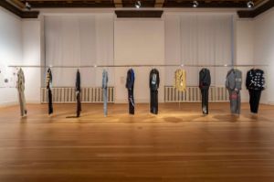 Alice Creischer, Andreas Siekmann und die Arbeiter*innen von Brukman (10 Suits), 2004–2006. Installationsansicht
