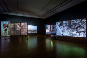 Bani Abidi, „‚Funland‘  (Karachi Series II)“, 2014. Installationsansicht Bani Abidi: They Died Laughing, Gropius Bau, Berlin, 2019. Foto: Mathias Völzke, Courtesy: die Künstlerin & Experimenter, Kolkata