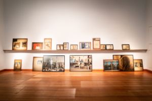 Bani Abidi, „A Proposal for a Man in the Sea“, 2012. Installationsansicht Bani Abidi: They Died Laughing, Gropius Bau, Berlin, 2019. Foto: Mathias Völzke, Courtesy: die Künstlerin & Experimenter, Kolkata