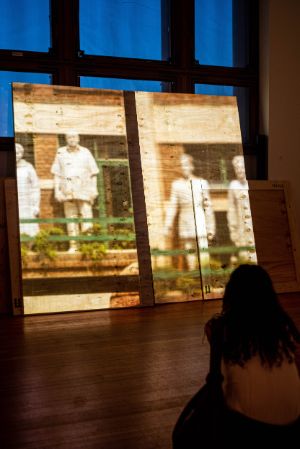 Bani Abidi, „Death at a 30 Degree Angle“, 2012. Installationsansicht Bani Abidi: They Died Laughing, Gropius Bau, Berlin, 2019. Foto: Mathias Völzke, Courtesy: die Künstlerin & Experimenter, Kolkata