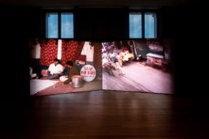 Bani Abidi, „Shan Pipe Band Learns The Star Spangled Banner“, 2004. Installationsansicht Bani Abidi: They Died Laughing, Gropius Bau, Berlin, 2019. Foto: Mathias Völzke, Courtesy: die Künstlerin & Experimenter, Kolkata