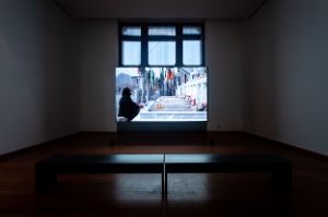 Bani Abidi, „The Lost Procession“, 2019. Installationsansicht Bani Abidi: They Died Laughing, Gropius Bau, Berlin, 2019. Foto: Mathias Völzke, Courtesy: die Künstlerin & Experimenter, Kolkata