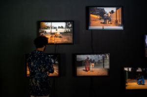 Bani Abidi, „Karachi Series I“, 2009. Installationsansicht Bani Abidi: They Died Laughing, Gropius Bau, Berlin, 2019. Foto: Mathias Völzke, Courtesy: die Künstlerin & Experimenter, Kolkata