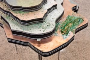 Otobong Nkanga, Solid Maneuvers, 2015, Verschiedene Metalle, Forex, Acryl, Asphalt, Salz, Make-up, Vermiculit, Dimensionen variabel Installationansicht Crumbling Through Powdery Air, Portikus, 2015, Foto: Helena Schlichting, Courtesy: Portikus