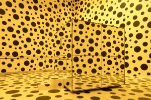 Yayoi Kusama, The Spirits of the Pumpkins Descended Into the Heavens, Installationsansicht, 2021, Gropius Bau
