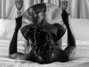 Zanele Muholi, Bona, Charlottesville, 2015, 800 × 503 mm, Fotografie, Gelatinesilberdruck auf Papier