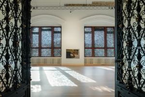 Daniel Boyd, RAINBOW SERPENT (VERSION), Installation view, Gropius Bau (2023)