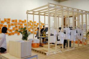 Installationsansicht von Rirkrit Tiravanija's "untitled 2024 (chance will never abolish)" aktiviert von Besucher*innen im Rahmen der Ausstellung "Rirkrit Tiravanija: DAS GLÜCK IST NICHT IMMER LUSTIG" im Gropius Bau, 2024.