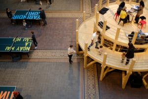 Installationsansicht von Rirkrit Tiravanija's "untitled 2024 (demo station no. 8)" und "untitled غداً هو السؤال) 2024 ) (tomorrow is the question) (morgen ist die frage) (jutro jest pytaniem) (завтра это вопрос) (yarindir soru) (Завтра питання) (ngày mai là câu hỏi)" aktivert durch Besucher*innen im Rahmen der Ausstellung "Rirkrit Tiravanija: DAS GLÜCK IST NICHT IMMER LUSTIG" im Gropius Bau, 2024.