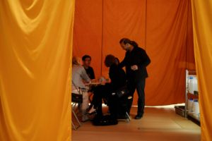 Installationsansicht von Rirkrit Tiravanija's "untitled 1992 (cure)" aktiviert von Besucher*innen im Rahmen der Ausstellung "Rirkrit Tiravanija: DAS GLÜCK IST NICHT IMMER LUSTIG" im Gropius Bau, 2024.