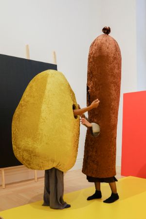 Installationsansicht von Rirkrit Tiravanija's "untitled 1997 (a demonstration by faust as a sausage and franz biberkopf as a potato)" aktiviert durch Besucher*innen im Rahmen von "Rirkrit Tiravanija: DAS GLÜCK IST NICHT IMMER LUSTIG" im Gropius Bau.