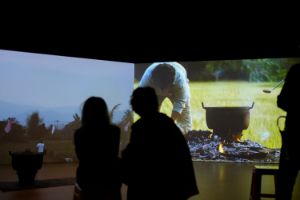 Installatiosnansicht von Rirkrit Tiravanija's "untitled 2014-2016 (curry for the soul of the forgotten)" im Rahmen der Ausstellung "Rirkrit Tiravanija: DAS GLÜCK IST NICHT IMMER LUSTIG" im Gropius Bau.