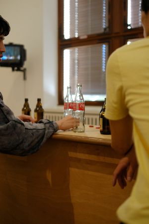 Installationsansicht von Rirkrit Tiravanija's "untitled 1994 (angst essen seele auf)" aktiviert von Besucher*innen im Rahmen der Ausstellung "Rirkrit Tiravanija: DAS GLÜCK IST NICHT IMMER LUSTIG" im Gropius Bau.