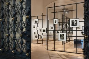 A black grid system showcases the black-and-white photographs by photographer Diane Arbus in the exhibition spaces of Gropius Bau.
