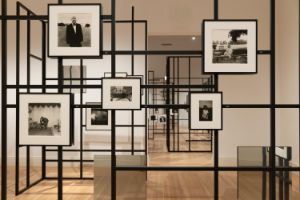 Ein schwarzes Gittersystem präsentiert die Schwarz-Weiß-Fotografien der Fotografin Diane Arbus in den Ausstellungsräumen es Gropius Bau.
