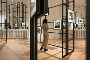 Ein schwarzes Gittersystem präsentiert die Schwarz-Weiß-Fotografien der Fotografin Diane Arbus in den Ausstellungsräumen es Gropius Bau.