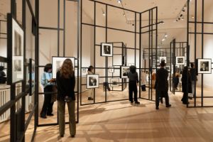 Ein schwarzes Gittersystem präsentiert die Schwarz-Weiß-Fotografien der Fotografin Diane Arbus in den Ausstellungsräumen es Gropius Bau.