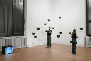 Ansicht eines Raumes der Ausstellung "YOKO ONO: MUSIC OF THE MIND" im Gropius Bau in Berlin.