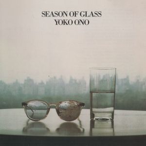Abbildung von einer blutverschmierten Brille und einem Wasserglas nebeneinander auf einem Tisch, im Hintergrund die Skyline von New York City.