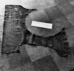 Fotografie von einem weißen Zettel, auf dem "A work to be stepped on" steht.