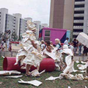 Spielaktion von Pädagogische Aktion in München-Neuperlach, BRD, im Jahr 1971.
