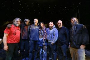 Musiker*innen aus Hamid Drakes Projekt „Turiya“, die für dieses Gruppenbild eine Reihe gebildet haben.