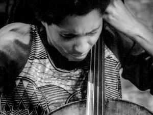 Tomeka Reid, die expressiv auf dem Cello spielt.